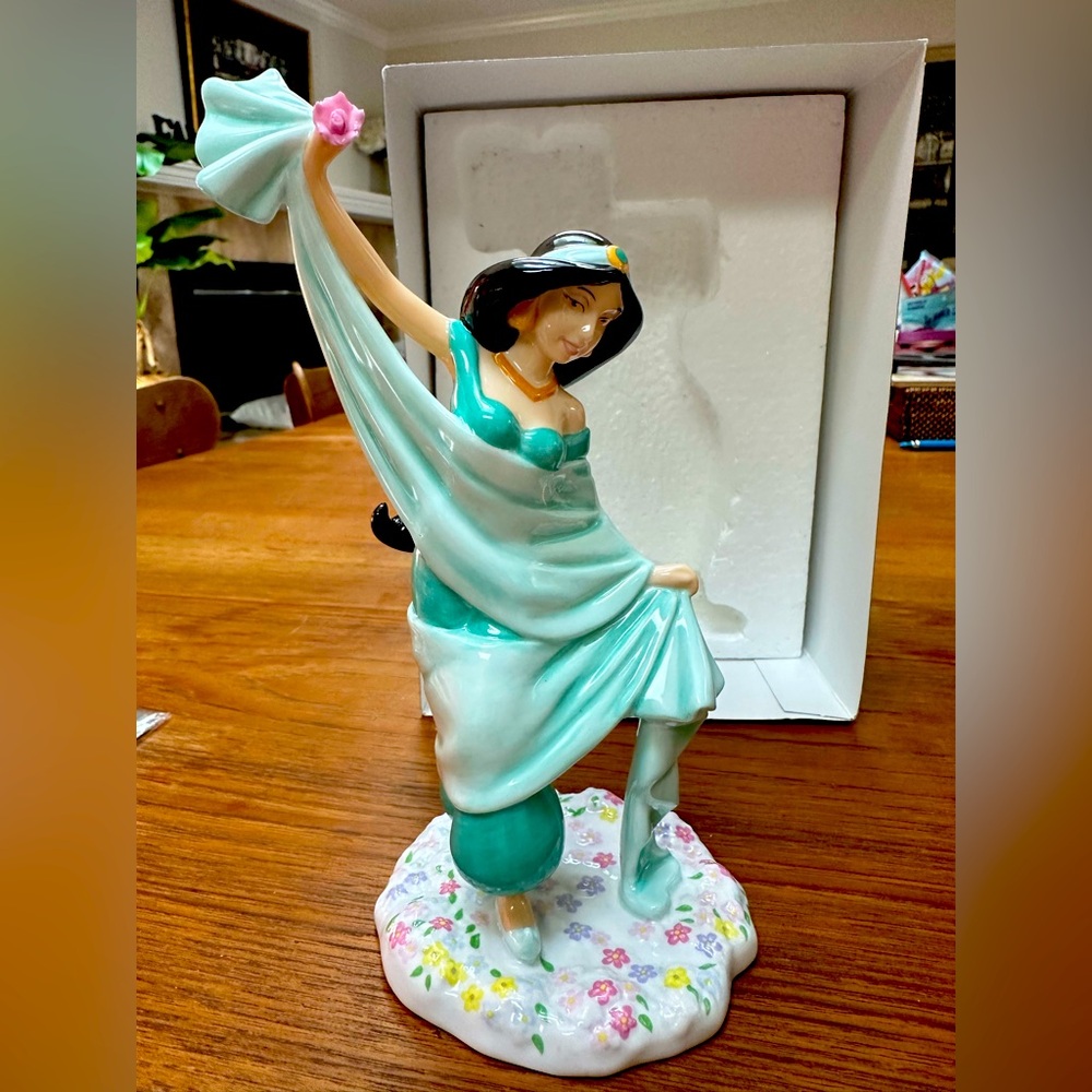 Royal Dalton Jasmine Disney Princess Figurine NIB 7”